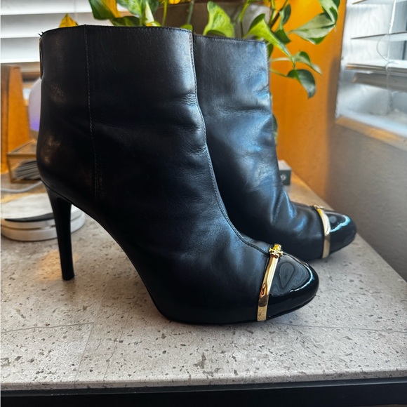 Tory Burch Pacey Cap Toe Leather Ankle Bootie - Picture 2 of 8